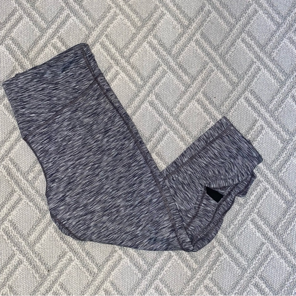 GapFit blackout squat proof cropped capri side twist space dye leggings Large